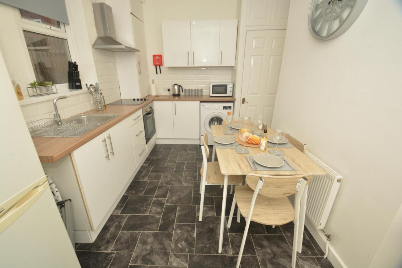 Spacious And Homely 2 Bedroom Flat - Suitelivin 게이츠헤드 외부 사진