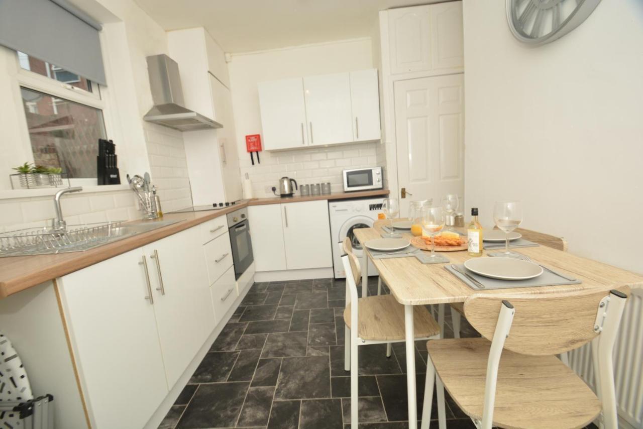 Spacious And Homely 2 Bedroom Flat - Suitelivin 게이츠헤드 외부 사진